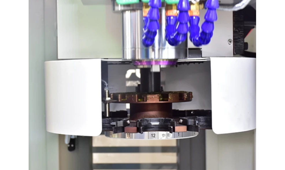 3-осевой вертикальный обрабатывающий центр с ЧПУ BORUI CNC XH7126