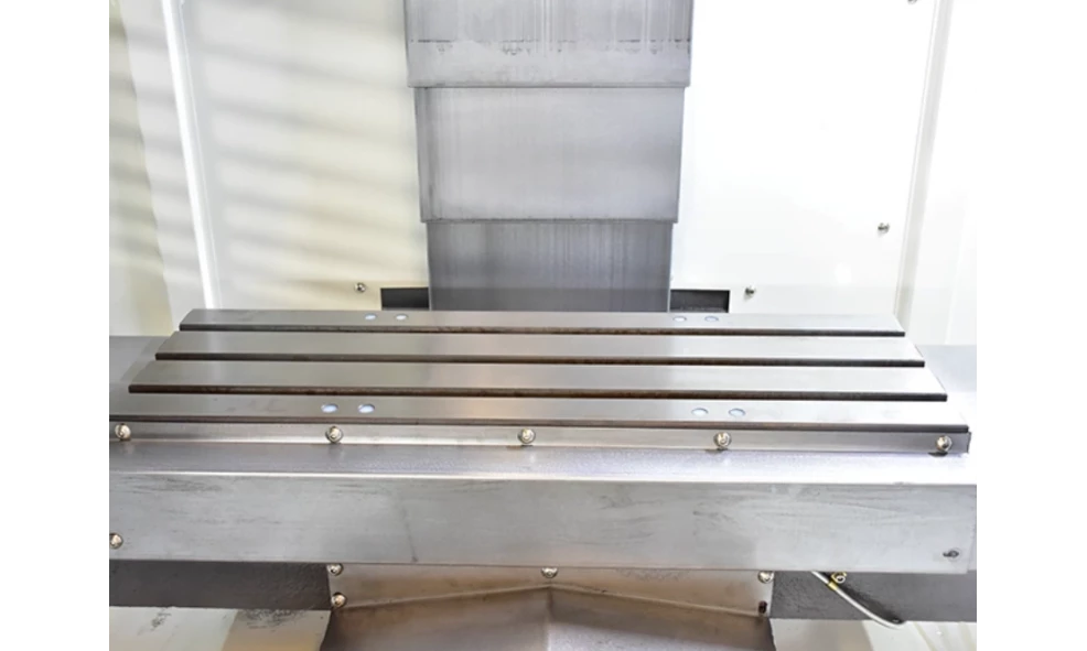 3-осевой вертикальный обрабатывающий центр с ЧПУ BORUI CNC XH7136