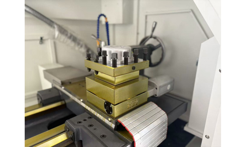 Токарный станок с ЧПУ с горизонтальной станиной HONGDA CNC CK6140