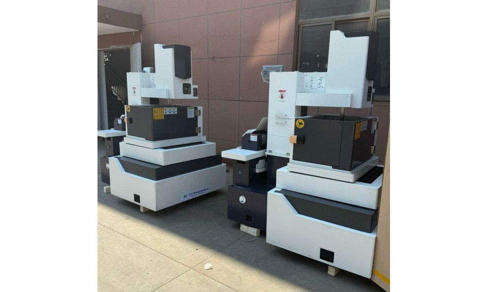 Электроэрозионный проволочно-вырезной станок HONGDA CNC DK77100