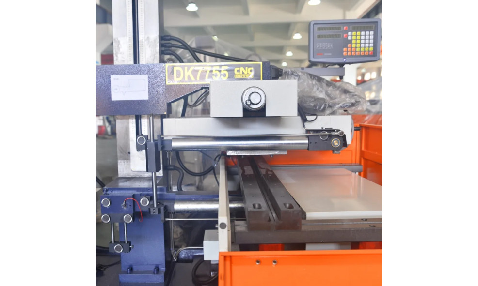 Электроэрозионный проволочно-вырезной станок HONGDA CNC DK7735
