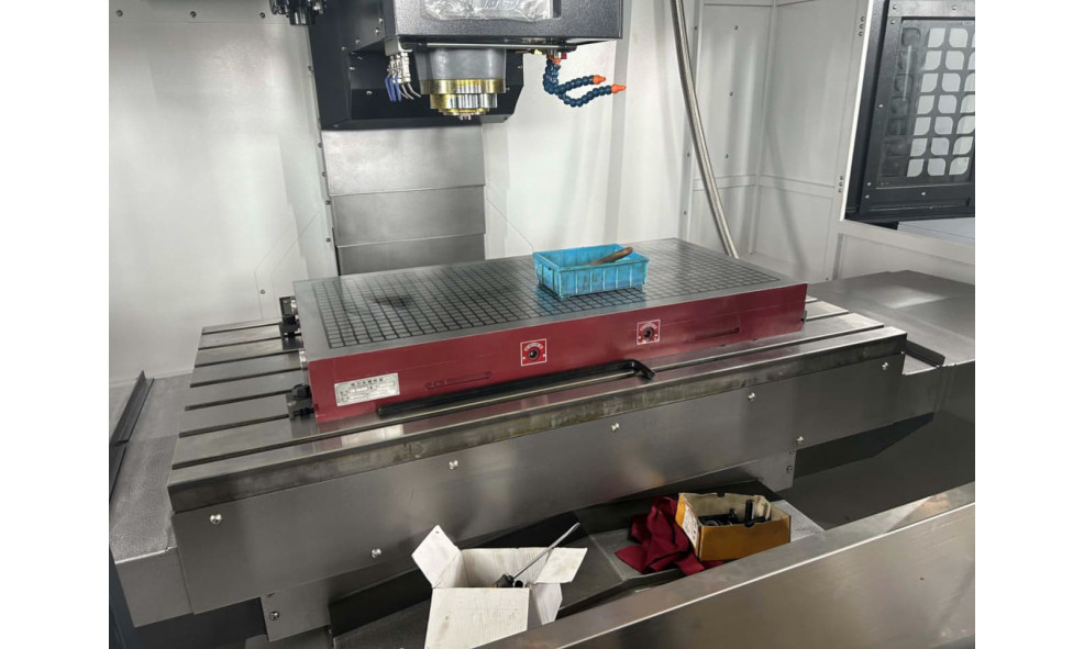 3-осевой вертикальный обрабатывающий центр с ЧПУ HONGDA CNC VMC1370