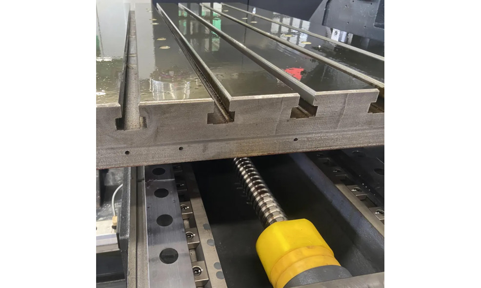 3-осевой вертикальный обрабатывающий центр с ЧПУ HONGDA CNC VMC1370